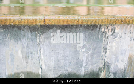 Fontana con velocità elevata dello shutter per congelare l'acqua che scorre verso il basso. L'acqua che scorre nella fontana. Vista ravvicinata di fontane a Murcia, in Spagna, 2019. Foto Stock