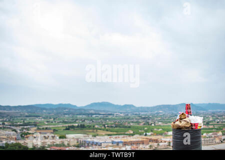 Pila di nero sacchi della spazzatura in strada di città, la gestione dei rifiuti nelle grandi città Foto Stock