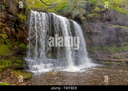 Il Afon Hepste cascades over Sgwd yr Eira cascata su quattro cascate A Piedi nel Parco Nazionale di Brecon Beacons, Powys, Wales, Regno Unito Foto Stock