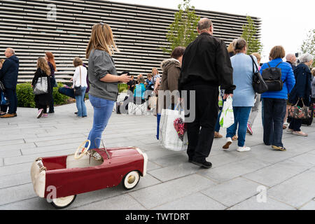 Dundee, Scotland, Regno Unito. Il 23 giugno 2019. La BBC mostra di Antiquariato programma TV sta puntando sulla posizione t la nuova V&un museo a Dundee oggi. Le lunghe code formate come membri del pubblico sono arrivati con i loro oggetti da collezionismo di averli istruiti e valutati dalla mostra di Antiquariato esperti. Selezionare gli elementi e i loro proprietari sono stati scelti per essere girato per la mostra. Credito: Iain Masterton/Alamy Live News Foto Stock