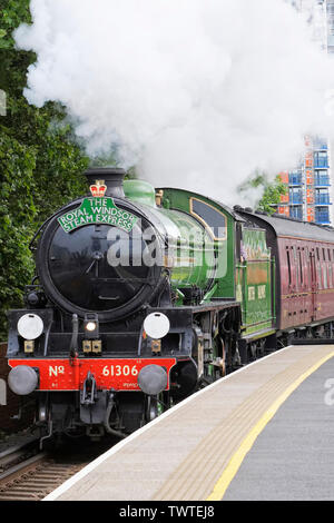 61306 Mayflower sull'esecuzione inaugurale della Royal Windsor vapore Express il 4 giugno del 2019. Foto Stock