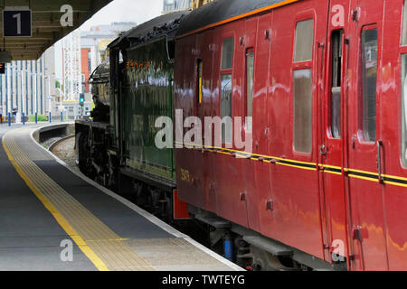 61306 Mayflower sull'esecuzione inaugurale della Royal Windsor vapore Express il 4 giugno del 2019. Foto Stock