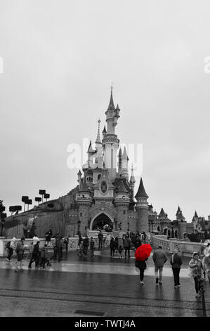 Felice giorno di pioggia a Disneyland Parigi Foto Stock