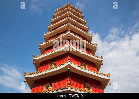 Pagoda rossa a Diecimila Buddha tempio. Hong Kong Foto Stock