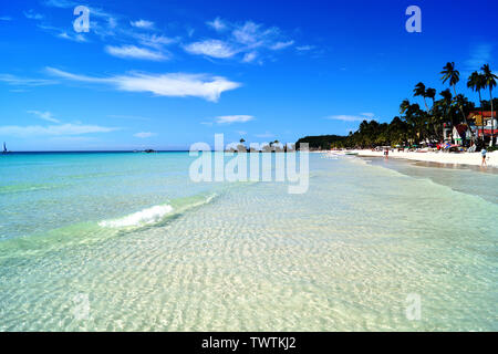 White Beach, la spiaggia di celeste a Boracay Island, Filippine Foto Stock