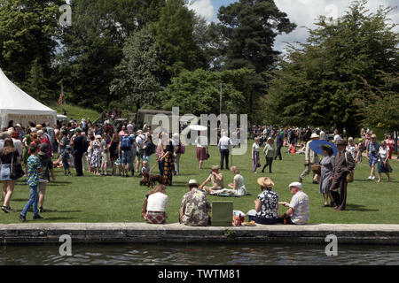 Edenbridge, Kent, Regno Unito - la folla si radunano sotto i raggi del sole durante il giorno presso il castello di Hever Castle Gardens per la casa Festival anteriore 2019 Foto Stock