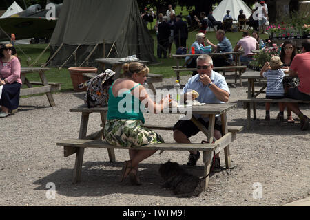 Edenbridge, Kent, Regno Unito - un paio di rilassarsi a mangiare il pranzo al di fuori a WW2 evento tenutosi presso il castello di Hever Castle Foto Stock