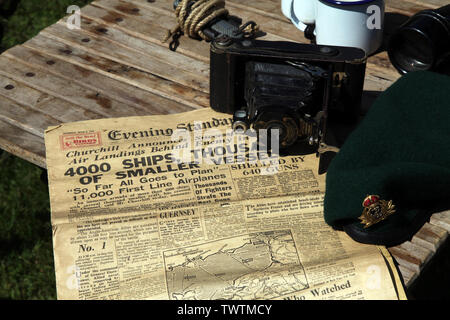 Evening Standard prima pagina 6 giugno 1944, giornale che mostra l'annuncio di Churchill sul successo degli sbarchi del D-Day della seconda Guerra Mondiale con fotocamera e beret Foto Stock