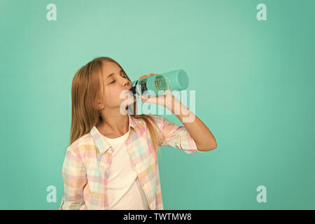 Internazionale il giorno per i bambini. Infanzia la felicità. Felice bambina. Bellezza e moda. piccolo kid fashion. piccole bambine con capelli perfetti. sensazione di sete. kid bere acqua. Fresca bellezza funky. Foto Stock