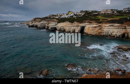 Vista panoramica delle famose grotte marine sulla costa rocciosa di Peyia village al distretto di Paphos in Cipro Foto Stock