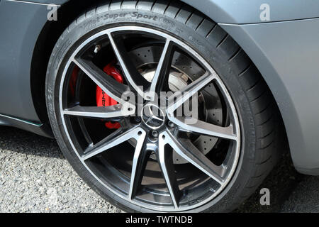 Monte-Carlo, Monaco - 20 Giugno 2019: Mercedes Star Badge (Logo) sulla vettura Cerchio in lega di una Mercedes AMG Roadster GT Supercar a Monte-Carlo, Monac Foto Stock