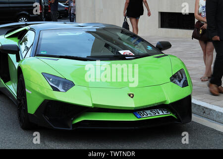 Montecarlo, Monaco - Giugno 20, 2019: Verde Lamborghini Aventador LP 750-4 SV Coupe (vista frontale) parcheggiata di fronte all'Hotel de Paris Montecarlo in M Foto Stock