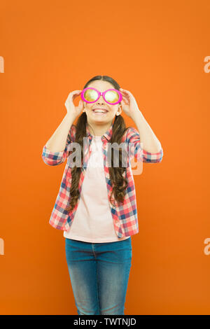 Ragazza ragazzo indossare occhiali. Ottica e la vista di trattamento. Effettivo esercizio occhi lo zoom. Bambino felice con buona visione. La vista e la salute dell'occhio. Migliorare la vista. Occhiali da sole accessorio di fantasia. Foto Stock