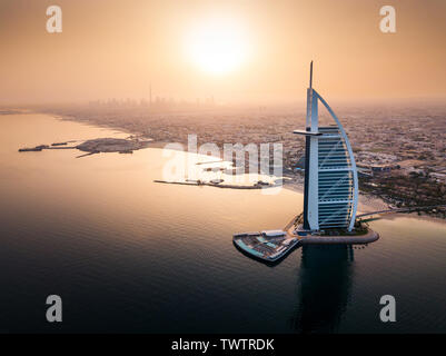 Dubai skyline di mare con hotel di lusso vista aerea di sunrise Foto Stock