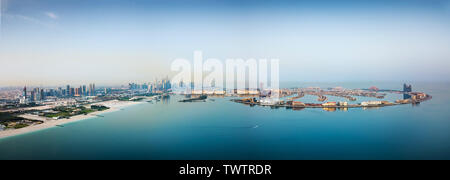 Antenna vista panoramica di Dubai marina area e il Palm Island di sunrise Foto Stock