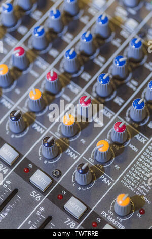 Immagine ravvicinata di dettaglio mixer audio pulsante del pannello di controllo Foto Stock
