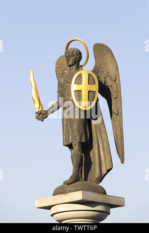 Statua di San Michele Arcangelo con golden spada e scudo vicino santa Cattedrale della trasfigurazione in Donetsk, Ucraina - 2016, Settembre 11. Chiudere Foto Stock