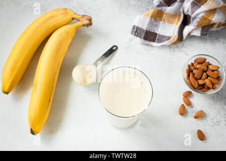 Banana Protein Shake o frappè in vetro. Tabella vista superiore Foto Stock