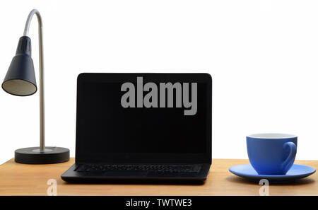 Home office con computer portatile, una lampada e una tazza di caffè Foto Stock