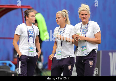 L'Inghilterra del Jodie Taylor (sinistra), Rachel Daly e Millie luminose ispezionare il passo prima della FIFA Coppa del Mondo femminile, round di sedici corrispondono allo stato du Hainaut, Valenciennes. Foto Stock