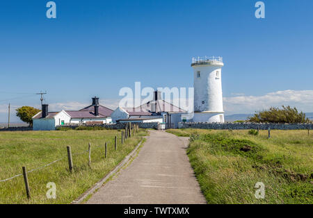 Il vecchio faro in disuso a Nash punto sulla Glamorgan Heritage costa sud del Galles su una soleggiata giornata estiva Foto Stock