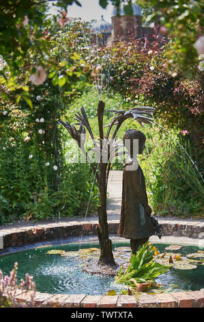 Fontana di acqua con poco ragazza come parte della funzionalità, burton Agnese hall, east yorkshire, Regno Unito, GB. Foto Stock