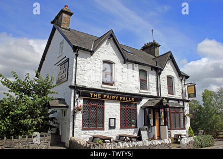 Le Fairy Falls Public House in Trefriw, Conwy, Galles Foto Stock