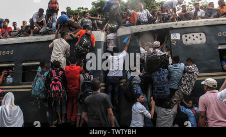 2019 segregati in casa del Bangladesh persone attendere per il treno come loro capo alle loro città di appartenenza in anticipo della vacanza musulmana di Eid al-Fitr, Bangladesh©Nazmul Islam/A Foto Stock