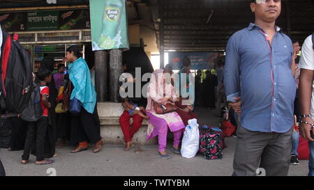 2019 segregati in casa del Bangladesh persone attendere per il treno come loro capo alle loro città di appartenenza in anticipo della vacanza musulmana di Eid al-Fitr, Bangladesh©Nazmul Islam/A Foto Stock