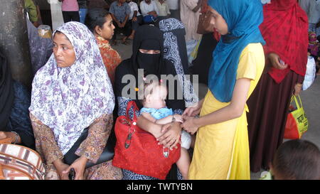 2019 segregati in casa del Bangladesh persone attendere per il treno come loro capo alle loro città di appartenenza in anticipo della vacanza musulmana di Eid al-Fitr, Bangladesh©Nazmul Islam/A Foto Stock