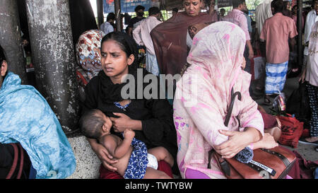 2019 segregati in casa del Bangladesh persone attendere per il treno come loro capo alle loro città di appartenenza in anticipo della vacanza musulmana di Eid al-Fitr, Bangladesh©Nazmul Islam/A Foto Stock