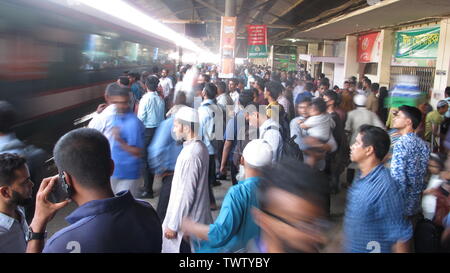 eid viaggio 29ma2019 persone benestanti del Bangladesh aspettano il treno mentre si dirigono verso la loro città prima della vacanza musulmana di Eid al-Fitr, Banglades Foto Stock