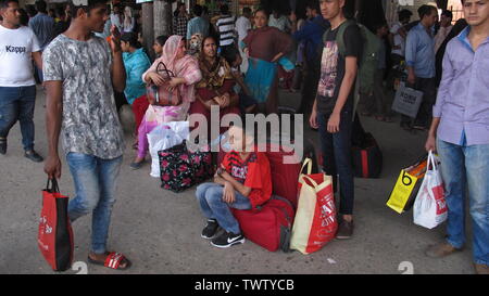 2019 segregati in casa del Bangladesh persone attendere per il treno come loro capo alle loro città di appartenenza in anticipo della vacanza musulmana di Eid al-Fitr, Bangladesh©Nazmul Islam/A Foto Stock