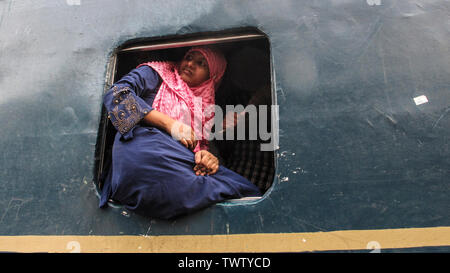 2019 segregati in casa del Bangladesh persone attendere per il treno come loro capo alle loro città di appartenenza in anticipo della vacanza musulmana di Eid al-Fitr, Bangladesh©Nazmul Islam/A Foto Stock