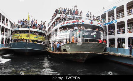 EID viaggio vita Risk,01jun 2019Dhaka, Bangladesh, la gente partecipa al lancio per il prossimo festival religioso Eid ul fitr al Sadarghat terminal Banglades Foto Stock