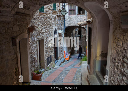 Viale medievale presso il villaggio Dolceacqua, provincia Imperia Riviera di Ponente, Liguria, Italia Foto Stock
