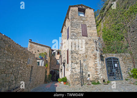 Case medievali al villaggio di Dolceacqua, provincia Imperia Riviera di Ponente, Liguria, Italia Foto Stock