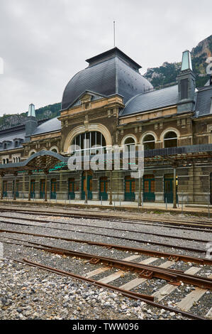 Facciata e ingresso della abbandonato a Canfranc stazione ferroviaria internazionale e le sue tracce ferroviarie (Pirenei, Jacetania, Huesca, Aragona, Spagna) Foto Stock