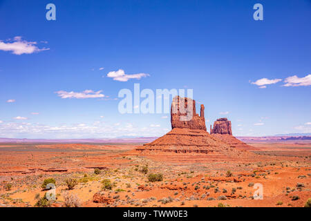 Monument Valley Navajo Tribal Park nel confine Arizona-Utah, Stati Uniti d'America. Rocce Rosse contro il cielo blu sullo sfondo Foto Stock