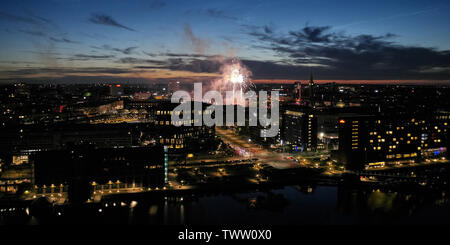 Vista aerea di Copenhagen, Danimarca di notte con fuochi d'artificio da Tivoli nei cieli Foto Stock