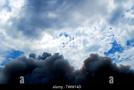 Il cielo con il fumo nero è in aumento a seguito della combustione di chi ha causato l' inquinamento ambientale. Foto Stock