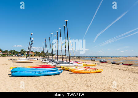 Cap Ferret, Baia di Arcachon, Francia. Il club nautico sulla spiaggia Mimbeau a bassa marea Foto Stock