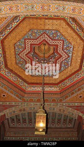 Ornato soffitto dipinto nel Palazzo della Bahia Marrakesh, Marocco Foto Stock