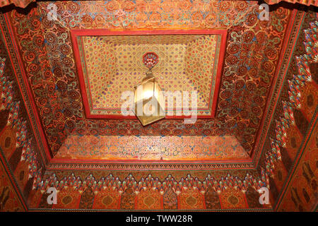 Ornato soffitto dipinto nel Palazzo della Bahia Marrakesh, Marocco Foto Stock