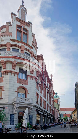 La Slovenia, Maribor. Piazza Principale (Glavni trg) e il lato strada con negozi di caffè. Foto Stock