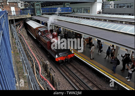 Londra, Regno Unito. Il 23 giugno 2019. Grande folla ha partecipato alle celebrazioni per il centocinquantesimo anniversario della District Line, che la Metropolitana di Londra sta celebrando eseguendo un patrimonio storico treno a vapore tra la stazione di Ealing Broadway e High Street Kensington stazioni sulla XXII e XXIII Giugno. Questo dovrebbe essere l'ultima volta treni a vapore si recherà nel centro di Londra con la metropolitana, grazie alla segnalazione di lavori di ammodernamento. G.P. Essex / Alamy Live News Foto Stock