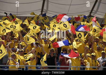 Le Castellet, Var, Francia. Il 23 giugno, 2019. Renault FanÃs durante la sessione di qualifiche della Formula Uno francese Grand Prix al circuito del Paul Ricard a Le Castellet - Francia.Lewis Hamilton ha vinto il francese Grand Prix Credit: Pierre Stevenin/ZUMA filo/Alamy Live News Foto Stock