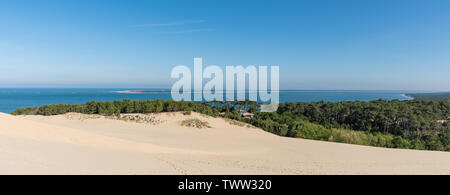 Vista panoramica della duna del Pilat, l'Oceano Atlantico, il Cap Ferret e la baia di Arcachon in Francia Foto Stock