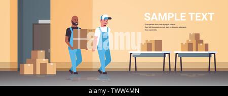 Due corrieri in uniforme che porta una scatola di cartone pacchetto mail servizio di consegna express concetto mix gara fabbrica industriale dei lavoratori in magazzino Illustrazione Vettoriale