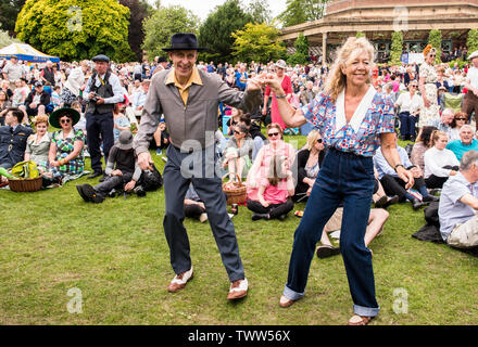 Coppia danzante in valle giardini su 1940s Day, Harrogate, England, Regno Unito, 23 giugno 2019. Foto Stock